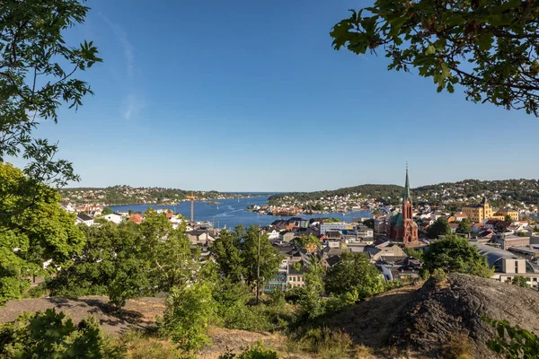 Arendal şehir, Haziran 2018 yılında güneşli bir günde bir yükseklikten gördün. Arendal Norveç Güney kesiminde küçük bir kasabadır