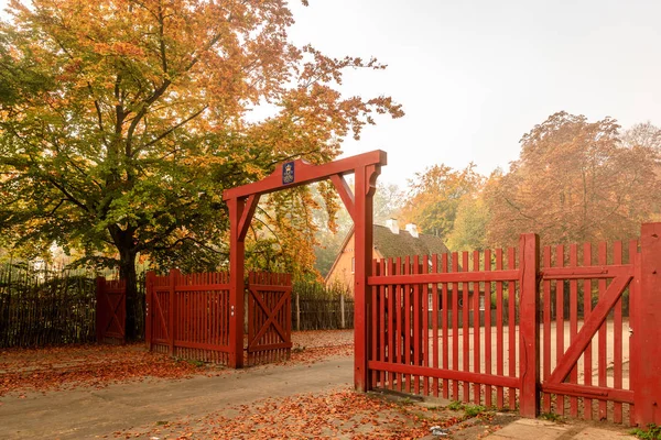 Klampenborg, dänemark - 15. Oktober 2018: das rote tor zum jaegersborg dyrehave. Dieses Tor befindet sich neben dem Bahnhof Klampenborg. Herbstfarben — Stockfoto