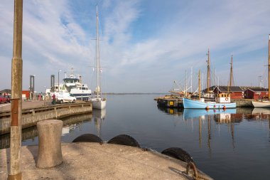 Holbaek, Danimarka - Ekim 2018: Feribot terminali ve güzel eski Yelkenli tekneler Holbaek, Zelanda, Danimarka küçük bir kasabada Bay ile liman.