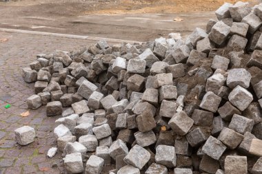 Yerde yatan cobblestones yığını
