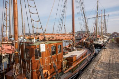 Holbaek, Danimarka - Ekim 2018: Bay Holbaek, Zelanda, Danimarka için küçük bir kasaba içinde yalan güzel eski Yelkenli tekneler.