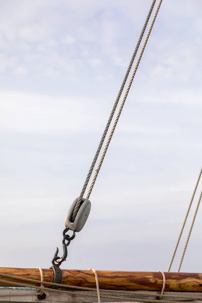 Puleggia e corde su una vecchia barca a vela — Foto Stock