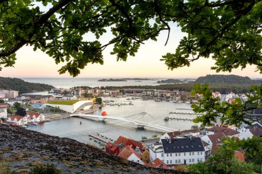 Mandalina, Norveç - Haziran 2018: mandalina, Norveç'in güneyindeki küçük bir kasaba. Bir uçurum ve ön planda bir meşe ağacı ile bir yükseklikten gördüm.
