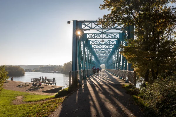 Randers, Dinamarca - Octubre 2018: Puente azul sobre Gudenaa en Randers en un día soleado . —  Fotos de Stock