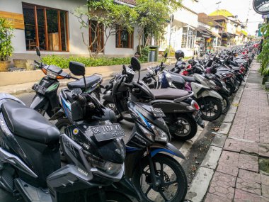 Ubud, Endonezya - Aralık 2018: Birçok motosiklet ve scooter bir çizgi Bali Ubud şehir park.