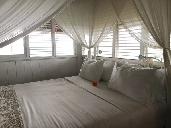 커튼으로 흰색 캐노피 침대에 베개 — 스톡 사진