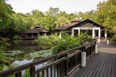 Singapur - Aralık 2018: Sulak merkezi bina ve Sungei Buloh sulak rezerv gölette.
