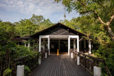 Singapur - Aralık 2018: Sulak merkezi bina girişinde Sungei Buloh sulak rezerv.