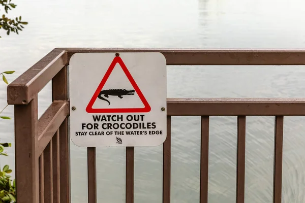Crocodile warning sign in front of the ocean in Sungei Buloh Wetland Reserve in Singapore - December 2018. — Stock Photo, Image