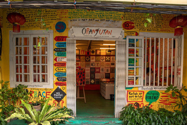 Мелака, Малайзия - декабрь 2018 года: Орангутанский дом, художественная галерея и магазин футболок в старом городе Малакки
.