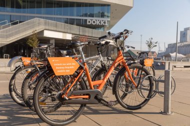 Kopenhag, Danimarka, Ekim 2018: Kiralık bisikletler Dokk1 Kopenhag dışında