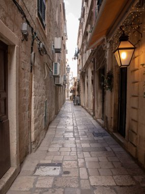 Dubrovnik, Hırvatistan-Nisan 2019: Dubrovnik eski kenti. Ortaçağ kentinin birçok dar caddelerinden biri
