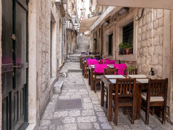 Dubrovnik, Hırvatistan-Nisan 2019: Dubrovnik eski kenti. Ortaçağ kentinin dar caddelerinden birinde açık restoran