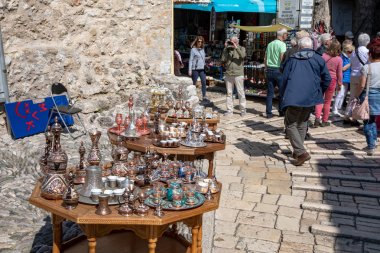 Mostar, Bosna Hersek-Nisan, 2019: Mostar eski kent. Pazarda turistler ve souvernirs.