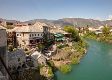 Mostar, Bosna-Hersek-Nisan 2017: Mostar eski kentinde Nerteva Nehri, UNESCO Dünya Mirası