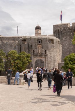 Dubrovnik, Hırvatistan-Nisan 2019: kazık kapısı dışında turistler. Eski Kent 'e ana giriş.