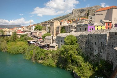 Mostar, Bosna-Hersek-Nisan 2017: Mostar eski kentinde Nerteva Nehri, UNESCO Dünya Mirası