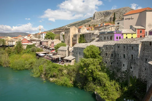 Mostar, Bosna-Hersek-Nisan 2017: Mostar eski kentinde Nerteva Nehri, UNESCO Dünya Mirası