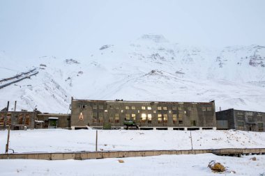 Pyramiden, Norveç - Ağustos 2017: Svalbard takımadalarındaki Piramiden 'de terk edilmiş eski binalar.