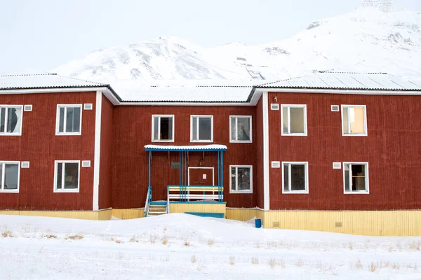 Pyramiden, Noruega - Agosto 2017: Antiguo edificio abandonado pintado de rojo en Pyramiden en el archipiélago de Svalbard . — Foto de Stock