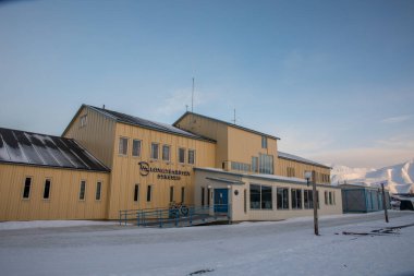 Longyear byen, Norveç 'te Svalbard - Mart 2019: Longyear byen sykehus, hastane.