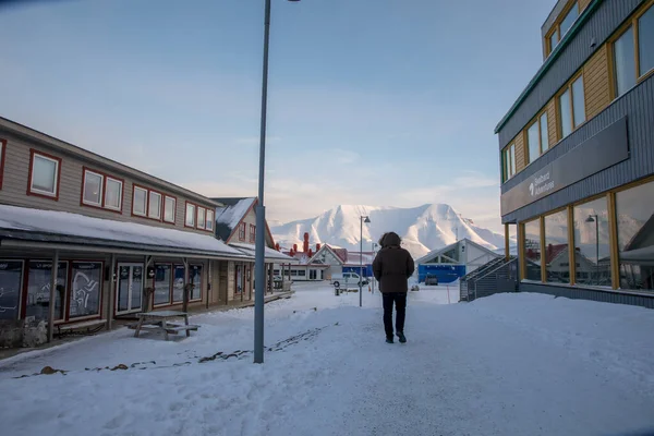 Longyearbyen, Svalbard en Noruega - Marzo 2019: Hombre caminando por la calle en Longyearbyen . — Foto de Stock