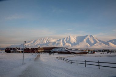 Longyearbyen, Svalbard, Norveç - Mart 2019: Üniversite Merkezi, Svalbard Bilim Merkezi - Unis - ve Svalbard Müzesi. Longyearbyen 'de yer alan.