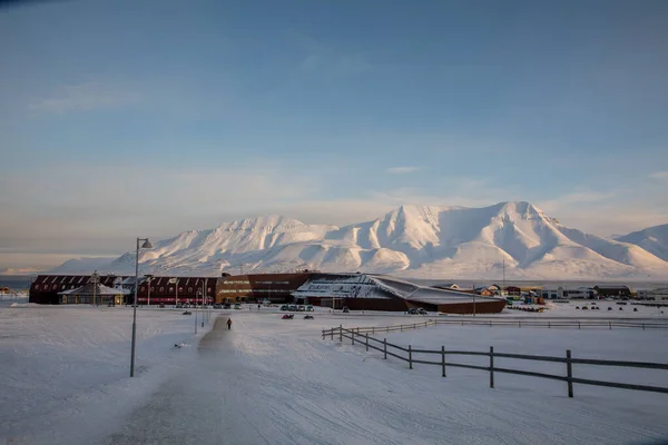 Longyearbyen, Svalbard in Norway - March 2019: The University Center, Svalbard Science Center - Unis - and Svalbard Museum. 位于Longyearbyen. — 图库照片