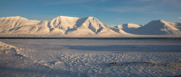 Sneeuw bedekte bergen vanaf Longyearbyen in Spitsbergen. — Stockfoto