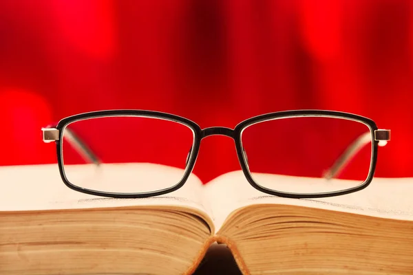 Lectura Gafas Libro Por Noche — Foto de Stock