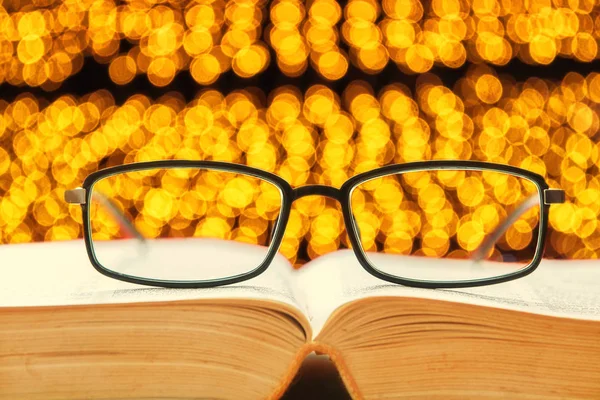 Lectura Gafas Libro Por Noche — Foto de Stock