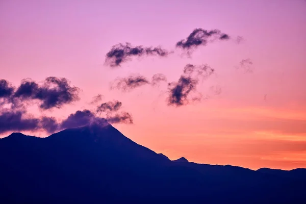 Picchi Montuosi Nuvole All Alba — Foto Stock