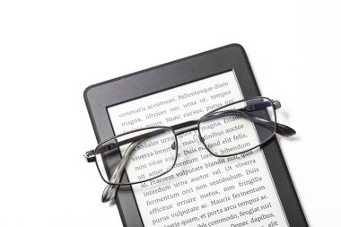 Kitap okuyucu ve beyaz arka plan üzerinde okuma gözlükleri.