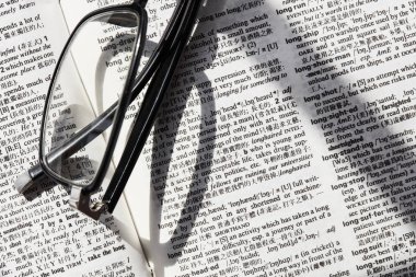 Kitapta okuma gözlüğü.