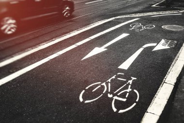 Şehrin çimento yolu üzerinde bisiklet yolu