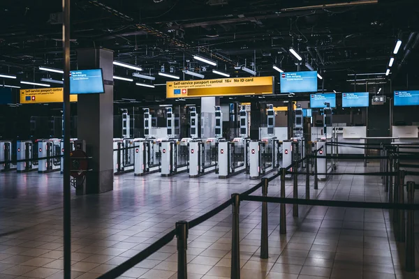 Aankomst immigratie paspoortcontrole punt op Amsterdam Schiphol — Stockfoto