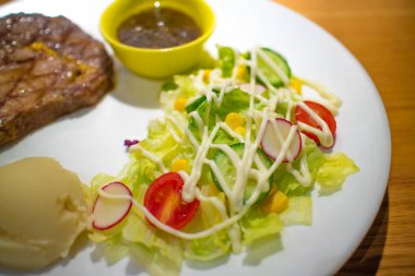 Patates püresi, marul ve domates ile ızgara Sığır Fileto 