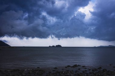 Tayfundan önceki kıyı