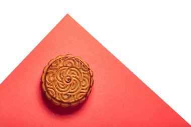 Üst görünüme göre beyaz arka plan üzerinde izole Çin mooncake.