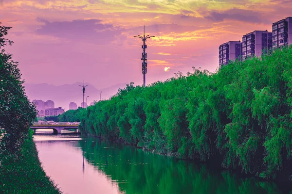 Menara komunikasi saat senja di daerah perkotaan — Stok Foto