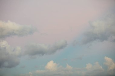 Gökyüzü günbatımı manzara ve pembe arka plan. İnanılmaz yaz gün batımı 