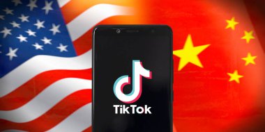 ABD ve Çin 'in bayraklarında TIK TOK logosu olan akıllı telefon.