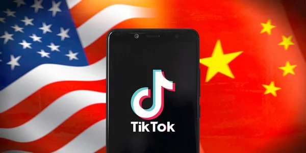 Smartphone Mit Tik Tok Logo Auf Den Nationalflaggen Der Usa — Stockfoto