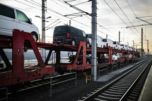 Pociąg Towarowy Przewożący Wiele Samochodów — Zdjęcie stockowe