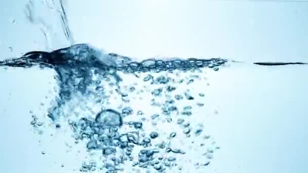 stříkající voda s bublinkami vzduchu