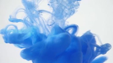 Suya dökülür varlık yakın çekim mavi mürekkep.