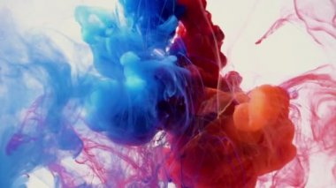 Mavi ve kırmızı mürekkep birlikte saf beyaz bir arka plan üzerinde karıştırma. Projelerinizde beyaz arka planı silmek için luma mat veya katmanı aktarım modlarını yerleştirmek için fantastik doku.