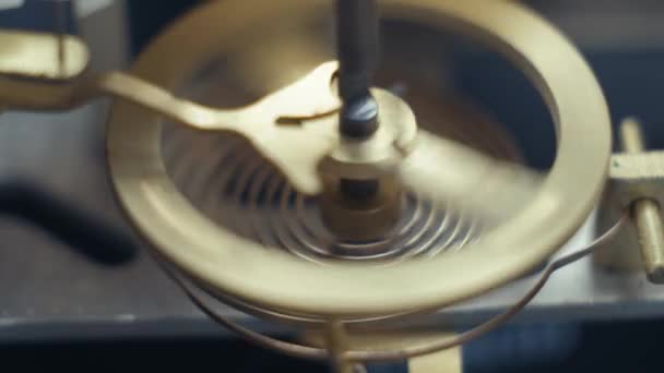 Roterande kugghjul mekaniska klockor. Pendelur. 4k — Stockvideo