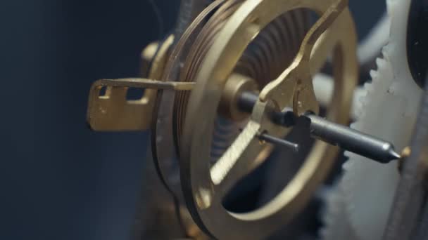 Engranajes giratorios relojes mecánicos. Reloj de péndulo. 4K — Vídeo de stock