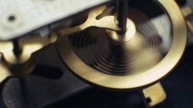 Vites mekanik dönen izler. Sarkaç saat. 4k